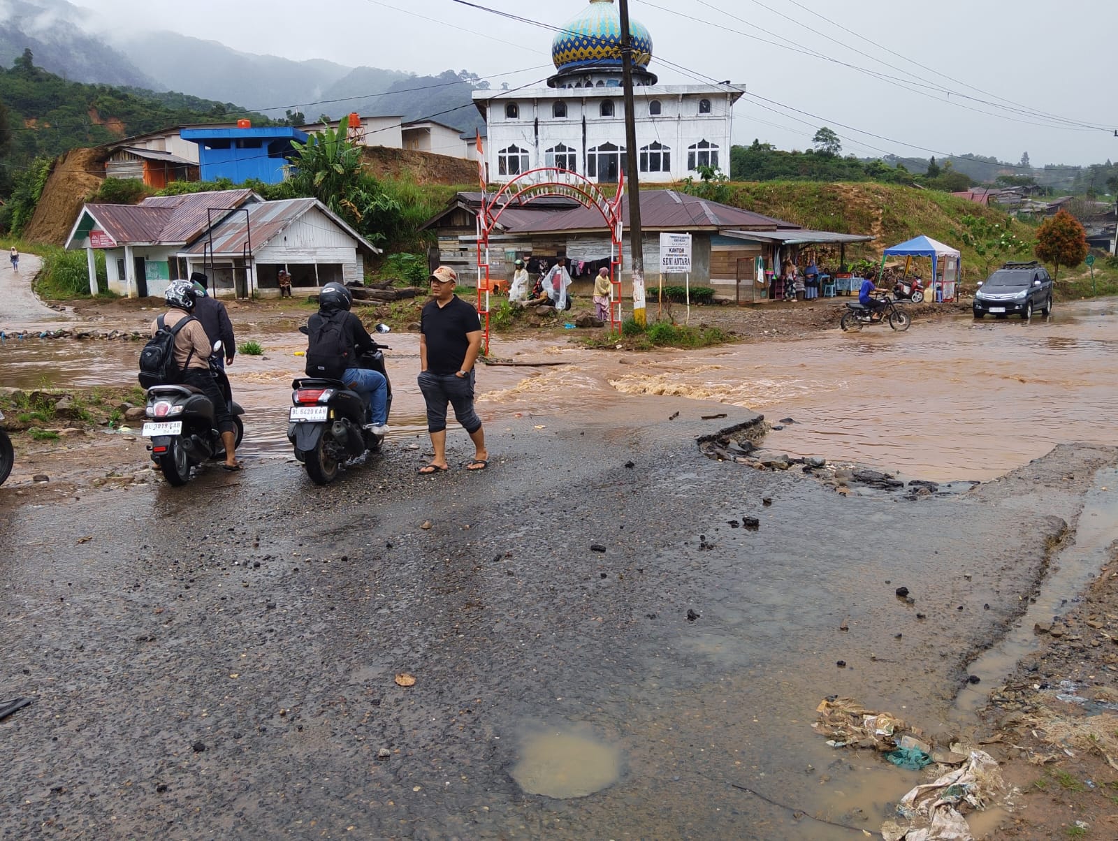 Gegara Gorong-Gorong Tersumbat Jalan Pasca Bencana Di Kampung Kem,Lumpuh Sementara